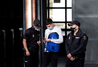 Agentes de la Policía Nacional realizan un control en la estación de Cercanías de Orcasitas, en el distrito de Usera, este martes.