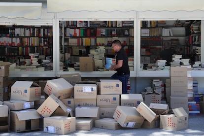 Preparativos de la 78ª edición de la Feria del Libro de Madrid, celebrada en 2019.