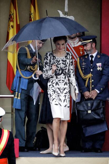 En 2016, en el que fue el desfile número 13 de la reina Letizia, también se vistió con un diseño de Varela que levantó numerosos comentarios al ser muy similar a uno de Óscar de la Renta.