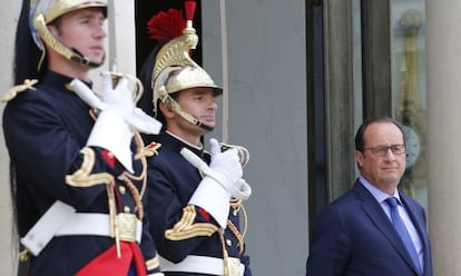 François Hollande espera ayer en el Elíseo al rey de Bahrein. 