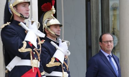 Hollande espera o rei de Bahrein, ontem no Eliseu.