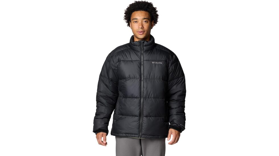 La chaqueta para hombre posee una capucha impermeable.