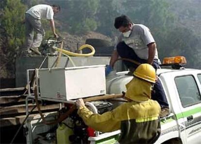 Los bomberos combaten el incendio forestal que afecta desde ayer a la isla de El Hierro.