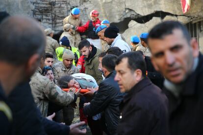 A rescue group takes a married couple out of the remains of İskenderun hospital on Tuesday.