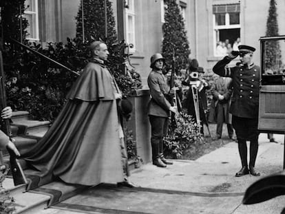 Pío XII, abandonando el palacio presidencial de Berlín, durante la celebración del 80º cumpleaños del presidente alemán Paul von Hindenburg, en 1929.