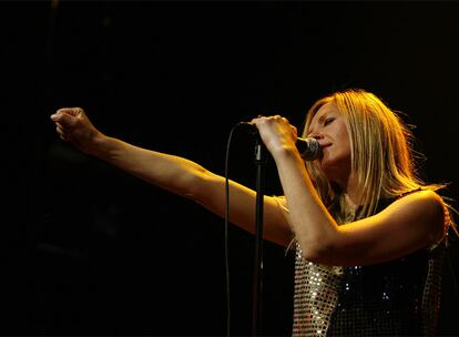 La cantante de Saint Etienne, Sarah Cracknell, durante el concierto de ayer.