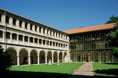 Freixedo y Suances, sus arquitectos, han sabido intervenir en este asombroso monasterio originario del siglo VI casi sin tocarlo en el parador de Santo Estevo.