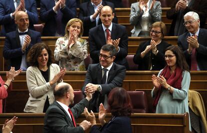 El diputado socialista, Patxi López, recibe los aplausos de sus compañeros tras ser investido presidente del Congreso de los Diputados.