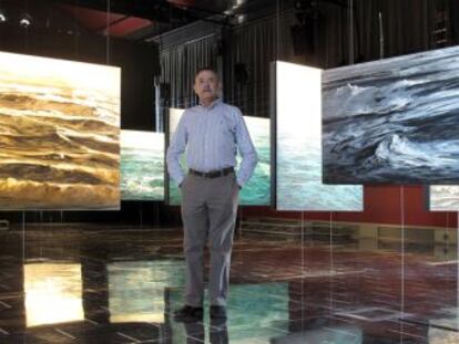 El pintor Enrique Santana, junto a varias de sus obras.