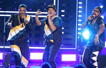 Bruno Mars interpreta '24K Magic' en la gala de los American Music Awards.