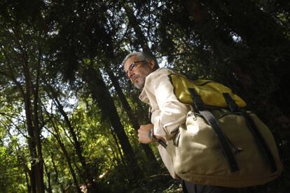 Juan Antonio Azpeleta, bombero forestal de Valladolid, con la mochila del equipo de la Junta.