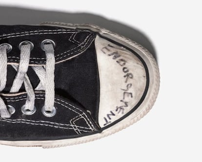 En la colección de objetos íntimos de Kurt Cobain retratados también aparece una de las zapatillas del cantante: unas Converse All Stars negras con la palabra <i>engorgement</i> (obstrucción) escrita en la punta blanca de una de ellas.