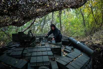 Un militar ucranio sube a un tanque en la zona de Zaporiyia, el 5 de noviembre. 