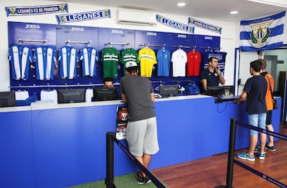 Un aficionado compra un abono, uno de los últimos, para esta temporada, la primera del Leganés en primera división.