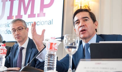 A la izquierda, el gobernador del Banco de España, Pablo Hernández de Cos, junto al presidente del BBVA, Carlos Torres.