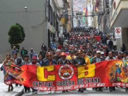Imagen del 16 de mayo de 2013 de trabajadores bolivianos durante una marcha para exigir un incremento en las pensiones de los jubilados en La Paz (Bolivia). EFE/Archivo
