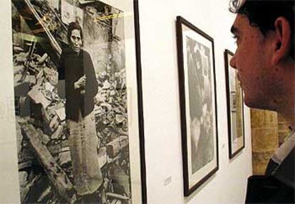 Un visitante, en la exposición <i>Los rostros de la Historia,</i> de Robert Capa, en Salamanca.