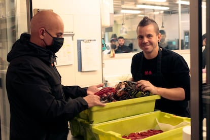 Javier Botana y Dabiz Muñoz charlan en la cocina de DiverXO sobre los productos que ha recibido.