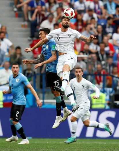 Olivier Giroud y Matias Vecino en acción.