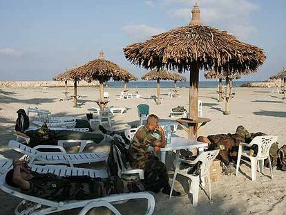 En las playas libanesas ya sólo quedan soldados, después del éxodo masivo de refugiados tras la inclemente ofensiva israelí.