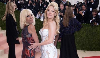Kate Hudson y Donatella Versace en la exposición del Met 2016.