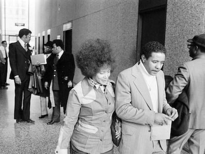 Linda Taylor, la entonces conocida como 'welfare queen', de camino al juicio en el que acabó sentenciada, el 17 de marzo de 1977, en Chicago.