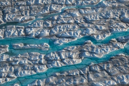 La imagen, tomada en agosto pasado desde un avión, muestra los ríos de agua derretida que discurren por el glaciar Sermeq Vangnardleq, en Groenlandia.