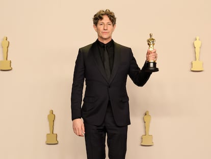 Jonathan Glazer, el domingo, con el Oscar a mejor película internacional para 'La zona de interés' en la mano.