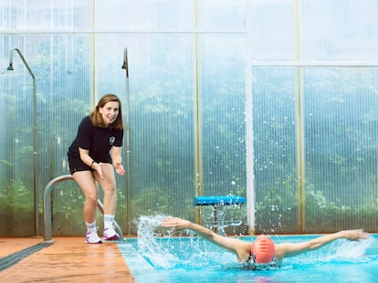 María González y la entrenadora Sara Zamorano durante una de sus clases en el Club de Natación Jiménez (Madrid).