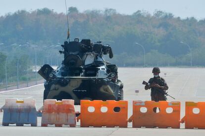 Un soldado, junto a un vehículo militar, bloquea la carretera que conduce al Parlamento en Naypyidaw. El Tatmadaw, el Ejército birmano, ha justificado su asonada apelando al artículo 417 de la Constitución vigente, de 2008 y redactada por los militares antes de comenzar el proceso de cesión parcial del control. Ese apartado autoriza a las fuerzas armadas a hacerse con el poder si consideran en grave peligro la unidad del país.