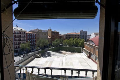 Vista del solar donde se levantaba el polideportivo municipal de la plaza de la Cebada, en el barrio de La Latina.