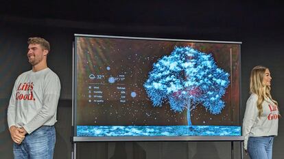 Presentación del OLED T, el primer televisor trasparente e inalámbrico de la multinacional surcoreana LG, en la feria CES en Las Vegas.