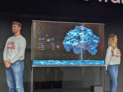 Presentación del OLED T, el primer televisor trasparente e inalámbrico de la multinacional surcoreana LG, en la feria CES en Las Vegas.