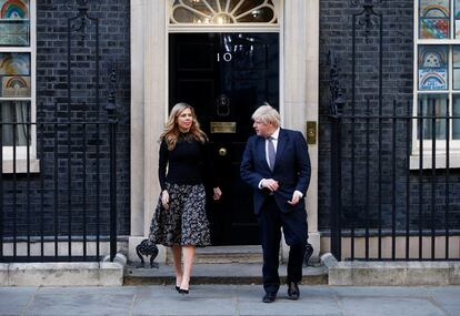 El primer ministro británico Boris Johnson y su pareja Carrie Symonds, en su residencia de Londres el pasado mayo.