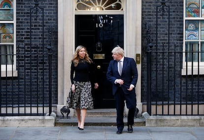 El primer ministro británico Boris Johnson y su pareja Carrie Symonds, en su residencia de Londres el pasado mayo.