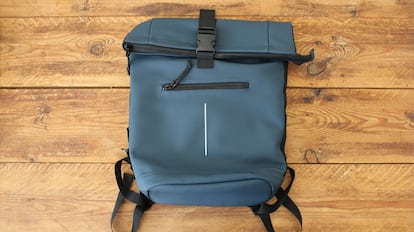 Mochila impermeable sobre mesa de madera.