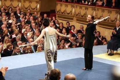 Tamara Rojo (a la izquierda) y Maya Plisétskaya, premio de las Artes, saludan al público al terminar la ceremonia.