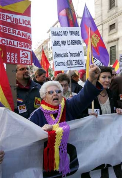 Fuera del Congreso, en las calles del centro de la capital, un grupo de republicanos que portaban banderas, pancartas y adornos tricolores se manifestaban contra la "Constitución monárquica".