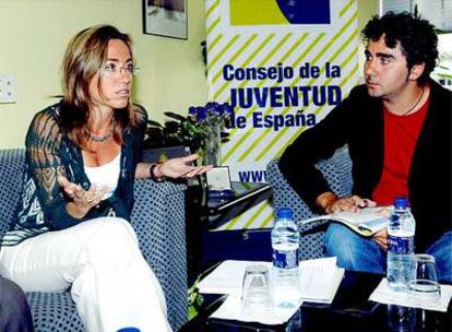 La ministra de Vivienda, Carme Chacón, y el presidente del Consejo de la Juventud, Mario Esteban Ruiz, durante la reunión que mantuvieron para analizar las dificultades de los jóvenes para emanciparse, hoy en Madrid.