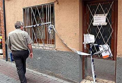 Entrada a la vivienda donde fueron asesinadas las dos mujeres, madre e hija, en Rubí.