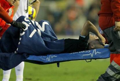Pepe retirado del campo después de lesionarse en Mestalla.