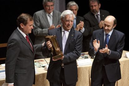 Vargas Llosa recibe el premio ante Luis Pardo, presidente de la AIR (izquierda), y el vicepresidente del Gobierno Pérez Rubalcaba.