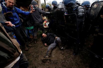 Un manifestante en el suelo durante las cargas de los gendarmes para desalojar el ZAD.