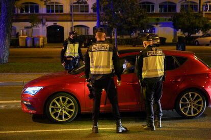 Varios agentes controlan en el paseo de la Castellana las salidas de los ciudadanos de Madrid.
