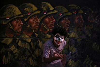 Un manifestante posa pintado de 'Joker' durante las protestas contra el gobierno en curso, en Bagdad (Irak).  