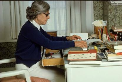 La escritora Mary McCarthy (1912-1989) en el escritorio de su casa en Castine, en el Estado de Maine, en los ochenta.