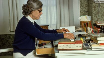 La escritora Mary McCarthy (1912-1989) en el escritorio de su casa en Castine, en el Estado de Maine, en los ochenta.
