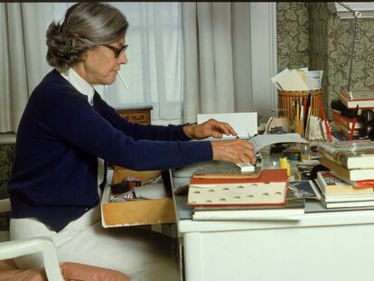 La escritora Mary McCarthy (1912-1989) en el escritorio de su casa en Castine, en el Estado de Maine, en los ochenta.