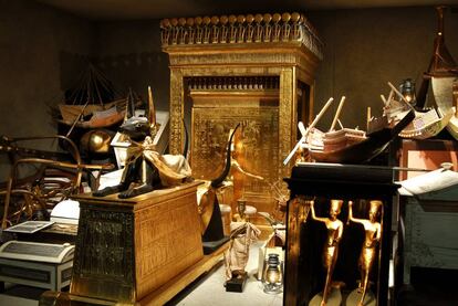 Diorama que recrea, a tamaño natural, una de las cámaras del tesoro de Tutankamón, con la capilla canópica, el plinto de Anubis, figuras del rey, maquetas de barcos y otros objetos.