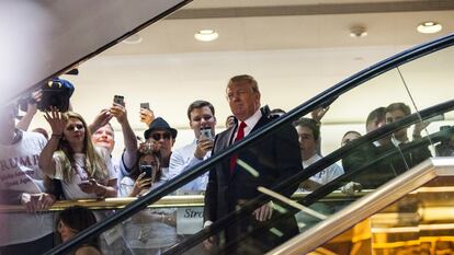 Un grupo de personas rodea a Trump en la rueda de prensa donde anunció su candidatura.